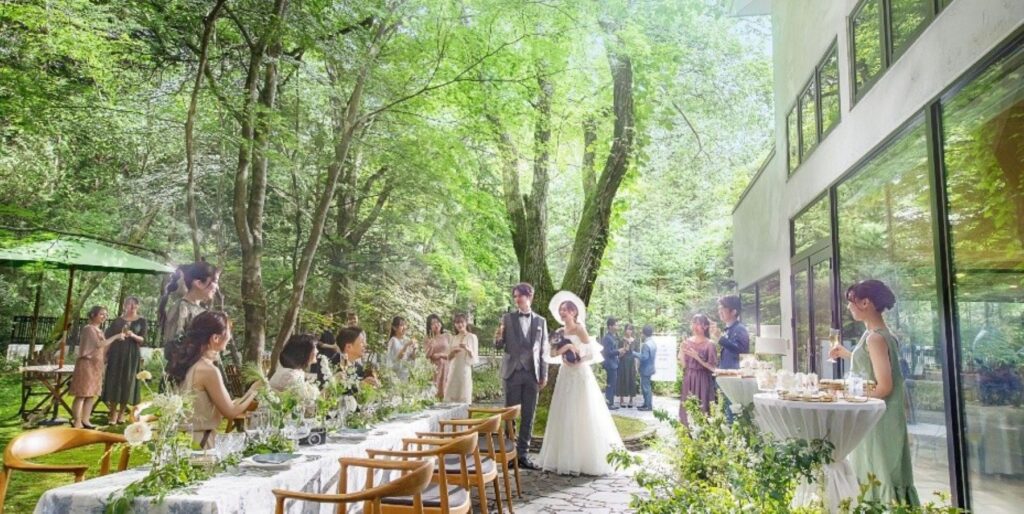 軽井沢の豊かな自然に囲まれたガーデンパーティ。開放感あふれる空間で、ゲストと語らいながら過ごすひとときは、心に残る特別なウエディングシーンに。自然光と緑が写真映えする人気スタイルです。