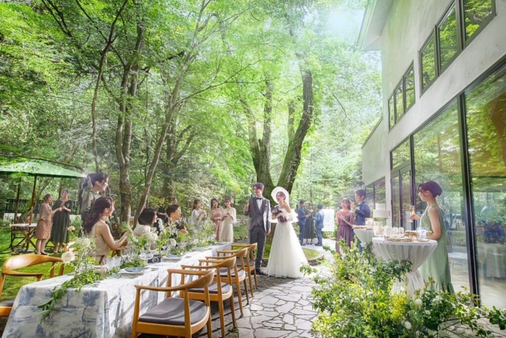 緑に囲まれたガーデンで行われる結婚式。自然光と開放感を活かした空間演出で、ゲストがリラックスして楽しめるガーデンウェディング