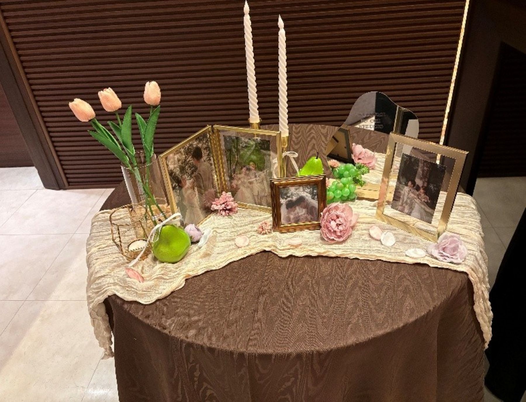 ウェルカムスペースの飾りかたで、結婚式の第一印象が決まります。アネーリ軽井沢の空間に映える写真立てやキャンドルの配置など、お洒落なウェルカムボード周りの実例をご紹介。お二人らしいコーディネートで感謝を伝えて。