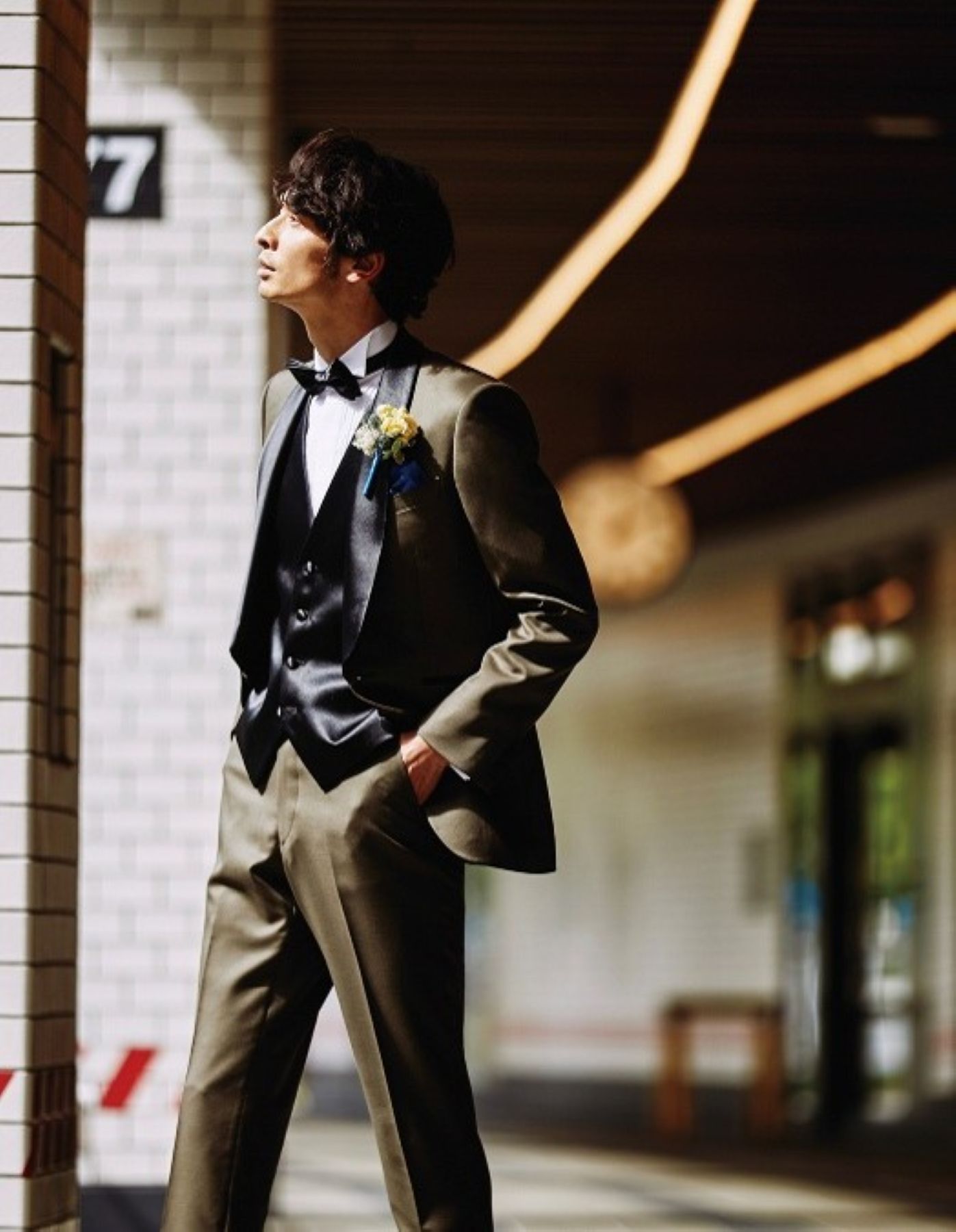 「写真を見て気付いた…」と新郎が後悔しがちなメンズ美容。アネーリ軽井沢の自然光は、肌の質感や眉の形を鮮明に映し出します。セルフケアでは届かない、プロによる自分磨きで自信に満ちた一日を。