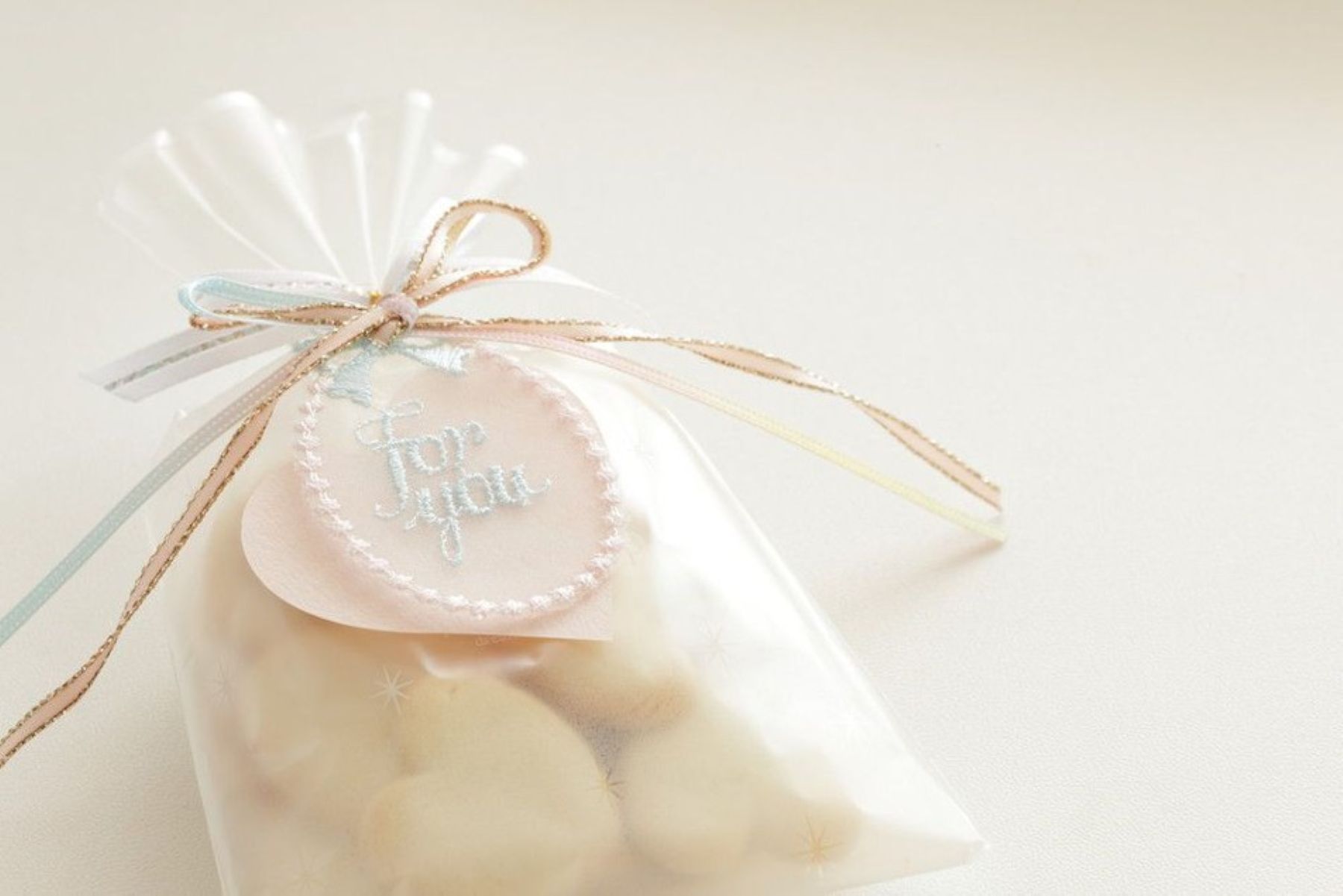 結婚式の想いをそっと伝えるプチギフト。アネーリ軽井沢では、感謝の気持ちが伝わるナチュラルで上品なアイテムも人気です。ゲストの記憶に残る、心温まるおもてなしを叶えます。