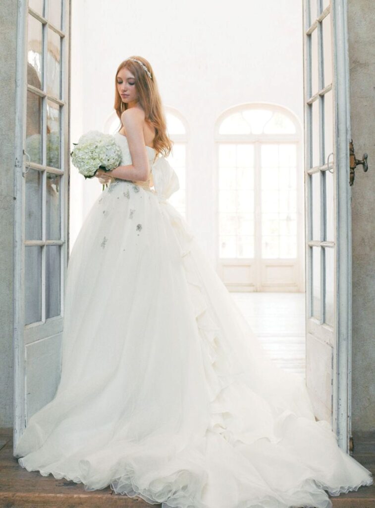 アネーリ軽井沢が厳選した、洗練された海外ウェディングドレスをご紹介。繊細なレースや大胆なシルエットなど、インポートドレスならではのデザインが、軽井沢の自然の中で際立ちます。運命の一着を見つけるための最新トレンドをチェック！