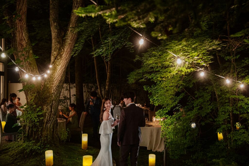 ライトアップされた夜の結婚式会場で行う幻想的なナイトウエディング