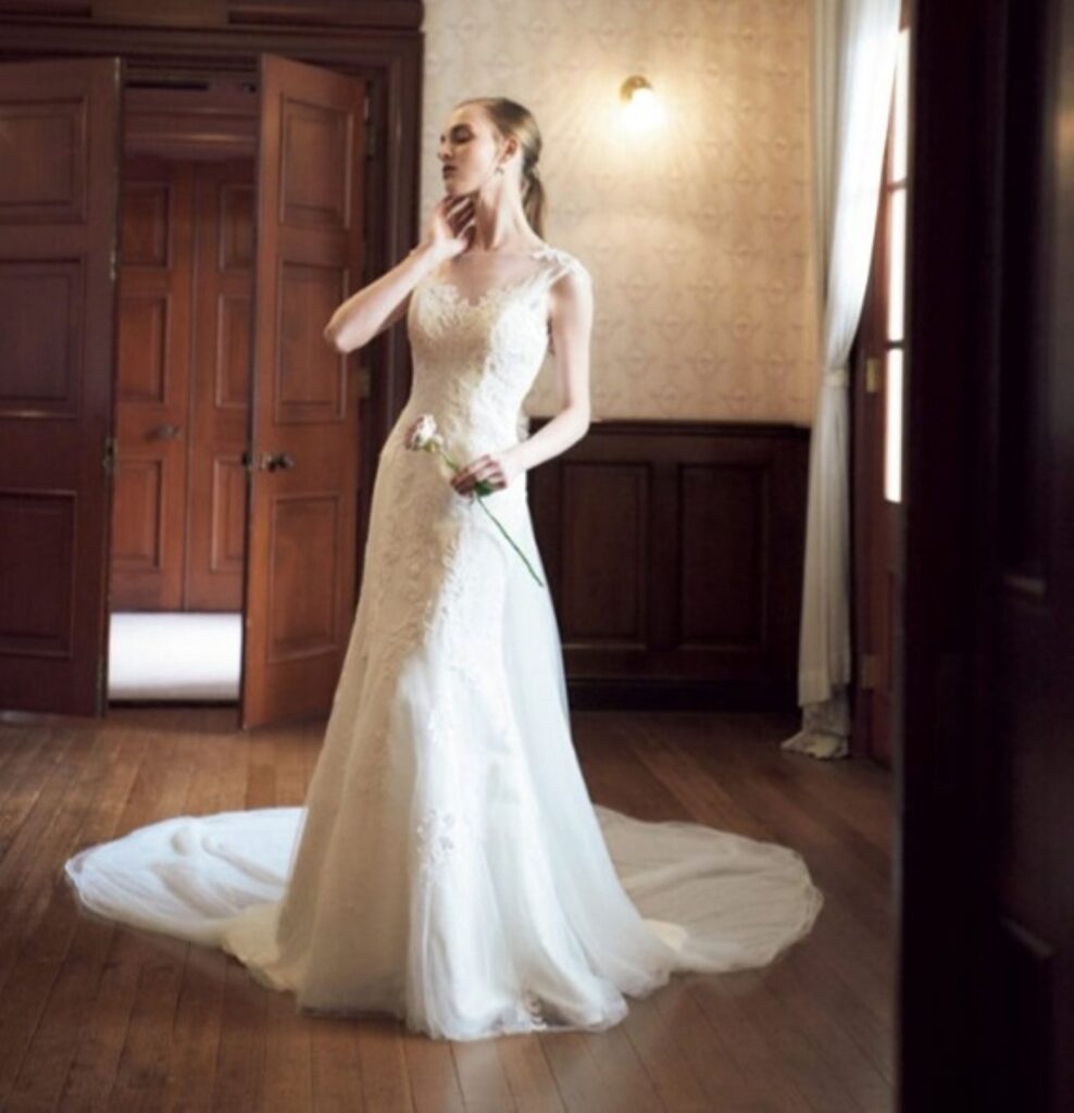 クラシカルな洋館に溶け込む、繊細なレースが美しいウエディングドレス。自然光に包まれた上質な空間が花嫁の佇まいを引き立て、軽井沢で叶える大人の結婚式や前撮りにもおすすめです。