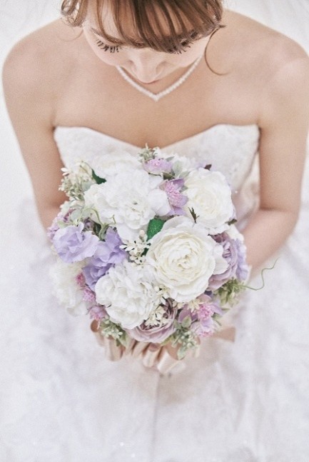 ドレス姿をより美しく引き立てる花嫁のブーケ。ナチュラルで上品なクラッチブーケは、結婚式の雰囲気やドレスとの相性も抜群。人気のブーケデザインをランキング形式でご紹介します。