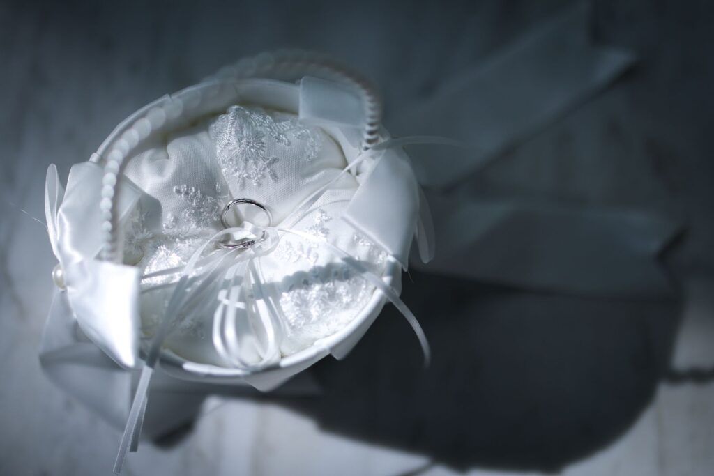 挙式の感動を象徴するリングピロー。誓いの瞬間に交わされる結婚指輪を美しく演出し、写真にも想い出にも残る大切なアイテム。軽井沢ウエディングならではの上質なセレモニーシーンを彩ります。