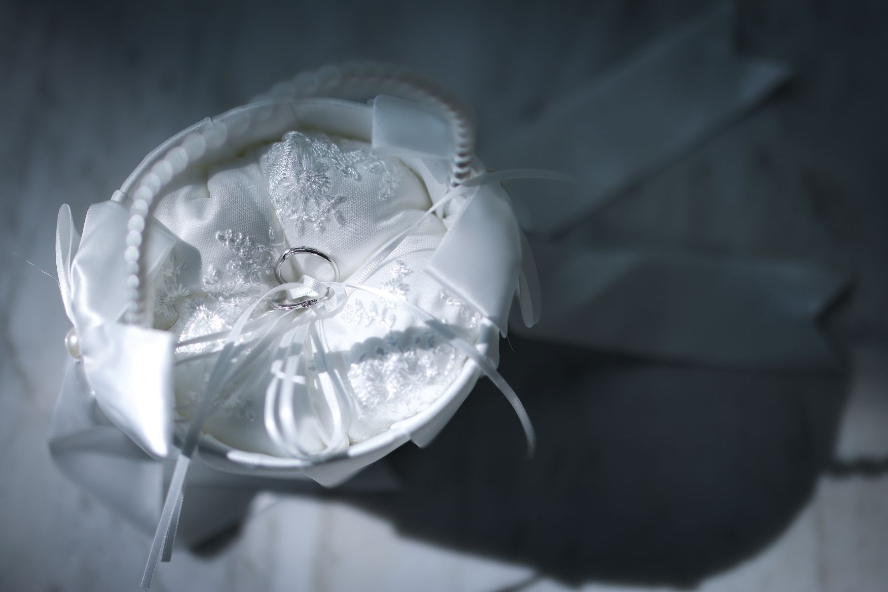 挙式の感動を象徴するリングピロー。誓いの瞬間に交わされる結婚指輪を美しく演出し、写真にも想い出にも残る大切なアイテム。軽井沢ウエディングならではの上質なセレモニーシーンを彩ります。