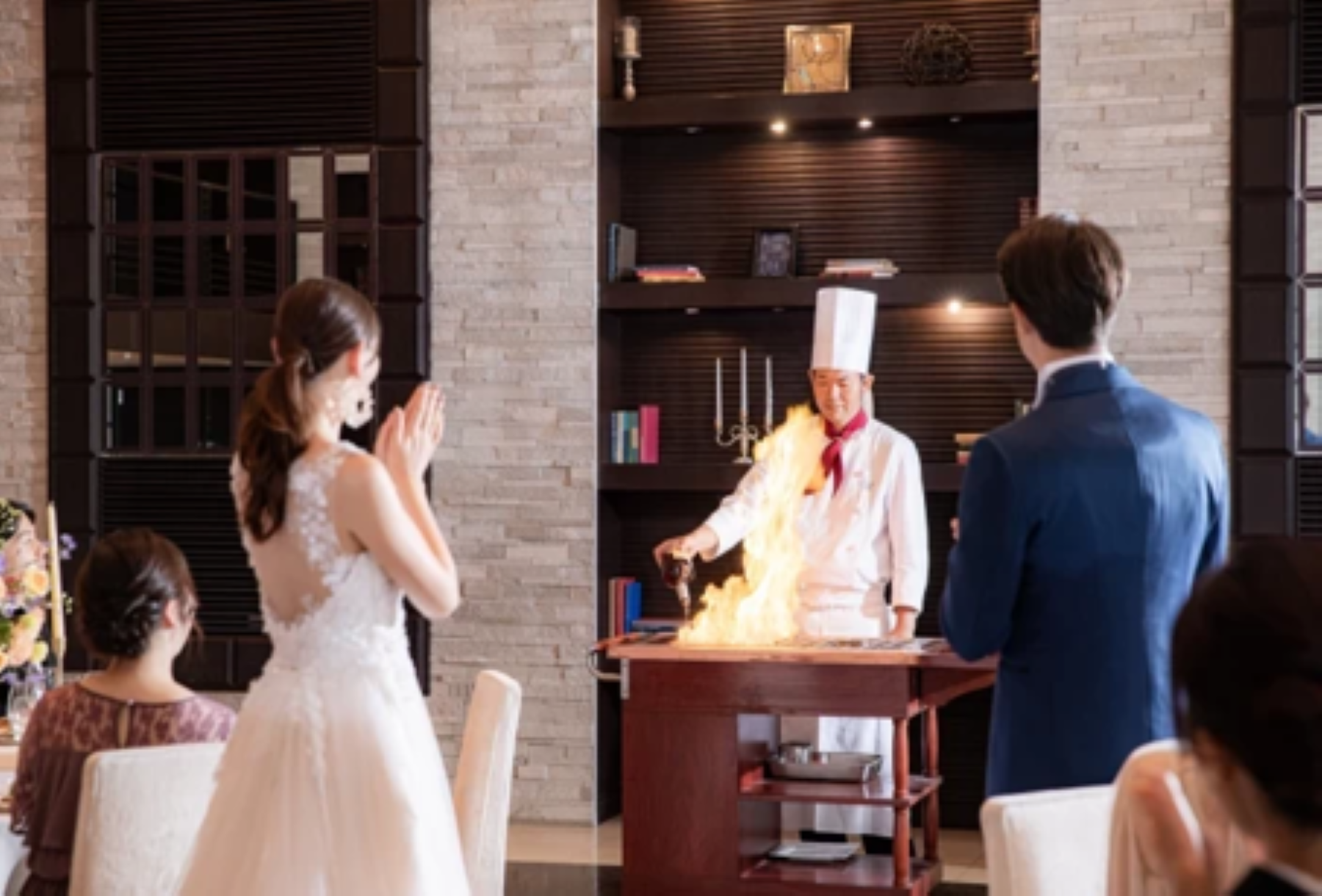 ゲストの目の前で炎が上がるフランベ演出は、結婚式を一気に盛り上げる人気の演出。シェフが仕上げる臨場感あふれるお肉料理は、視覚と香りで楽しめる特別なおもてなしとして印象に残ります。アネーリ軽井沢ならではのライブ感をぜひ。