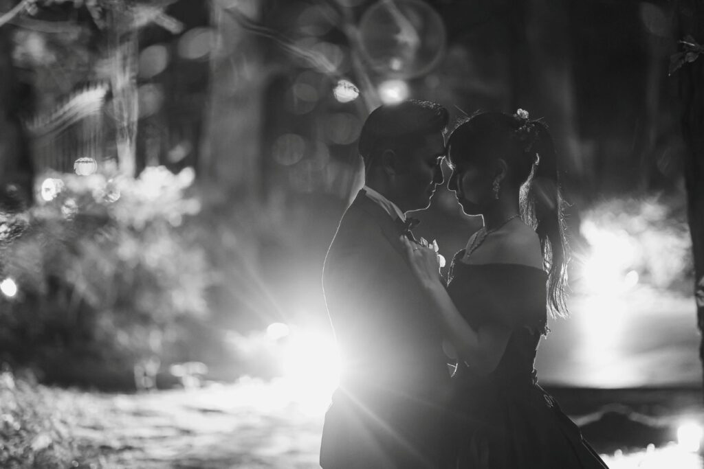 静寂に包まれた軽井沢の夜、幻想的な光に照らされるおふたりの特別な瞬間。自然と調和したロケーションだからこそ叶う、ドラマチックで心に残るナイトウエディングフォトをアネーリ軽井沢で。