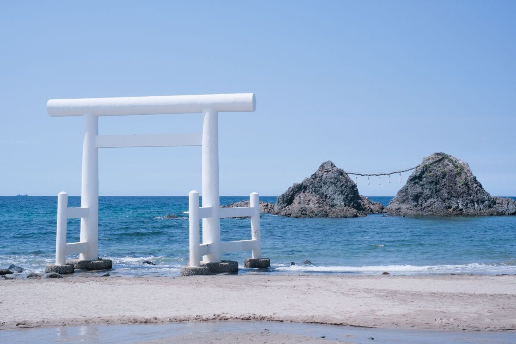 青い海と空に映える海辺の鳥居は、九州らしい前撮りロケーション。自然と調和した神聖な雰囲気が、和装・洋装どちらの撮影にも美しく映え、記念に残る一枚を叶えます。