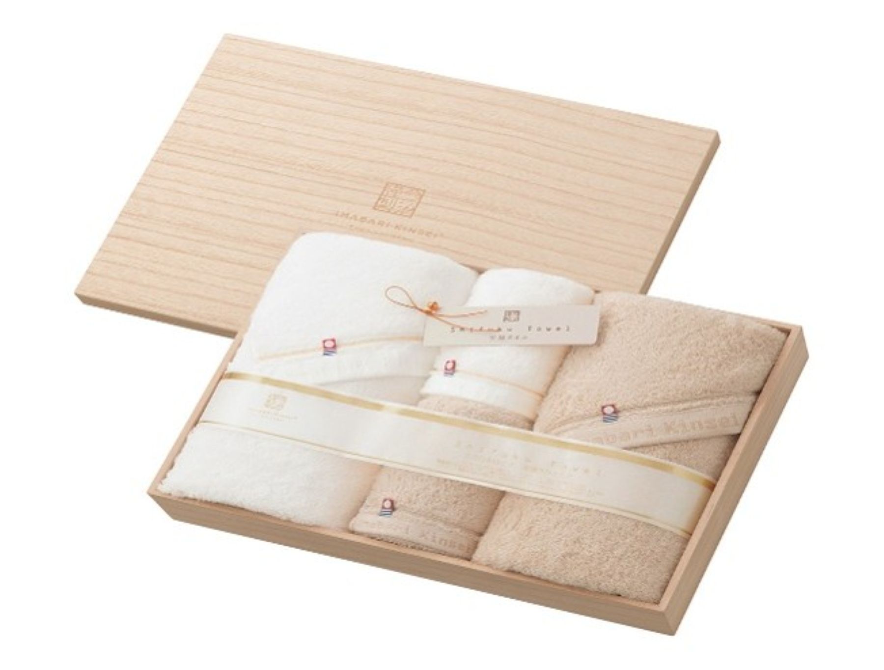 結婚式の引出物として高い人気を誇るタオルギフト。上質な肌触りと実用性を兼ね備え、年齢や性別を問わず喜ばれる定番アイテムです。軽井沢ウエディングらしい上品な贈り物としておすすめです