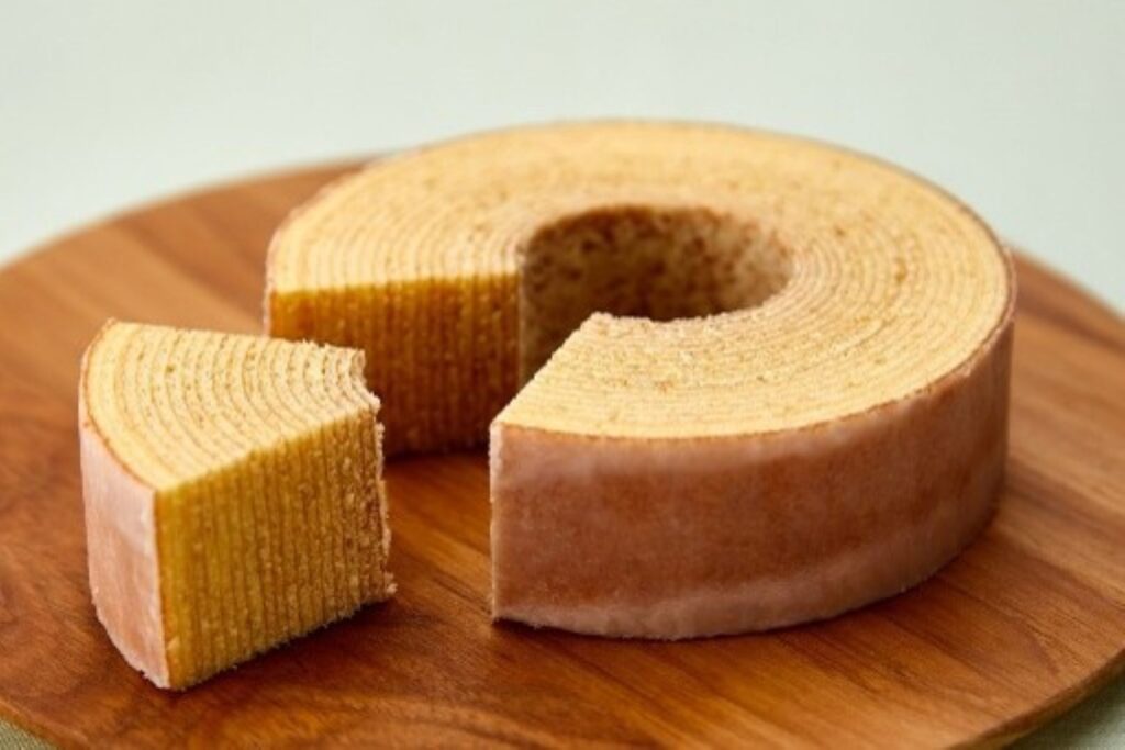 結婚式の引菓子として人気のバウムクーヘン。年輪が「繁栄と長寿」を象徴する縁起の良いお菓子で、幅広い年代のゲストに喜ばれる定番ギフトです。