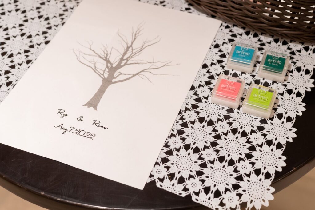 ゲスト参加型で楽しめるウェディングツリー。おふたりの名前と記念日が入った一枚に、祝福の想いが少しずつ重なり、世界にひとつだけの結婚証明書が完成します。温もりある演出は、挙式後も大切な思い出として残ります。