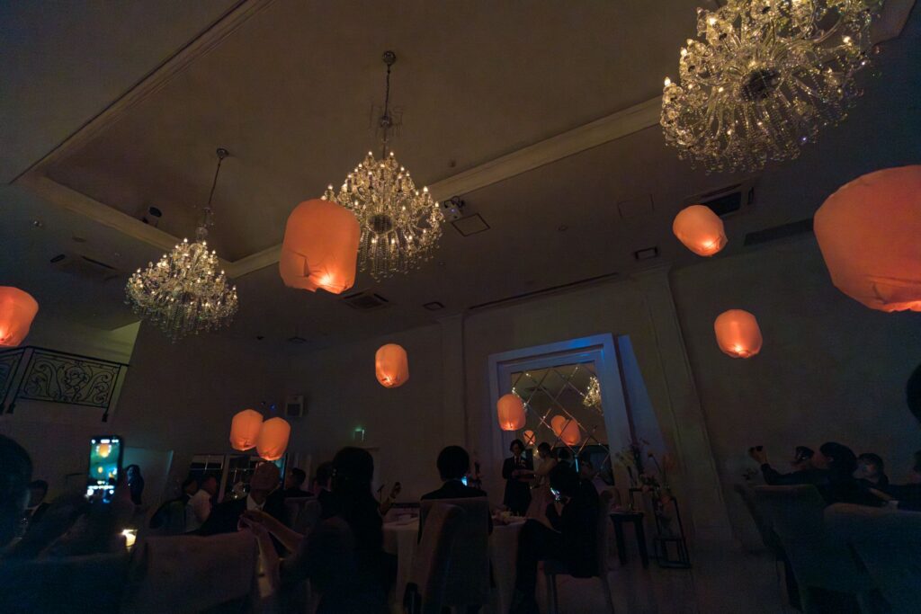 幻想的なランタン演出が会場全体を優しく包み込む、アネーリ軽井沢のナイトパー ティ。ゲストの記憶に残る温かな光の演出が、特別な一日をより印象的な結婚式シー ンへと彩ります。