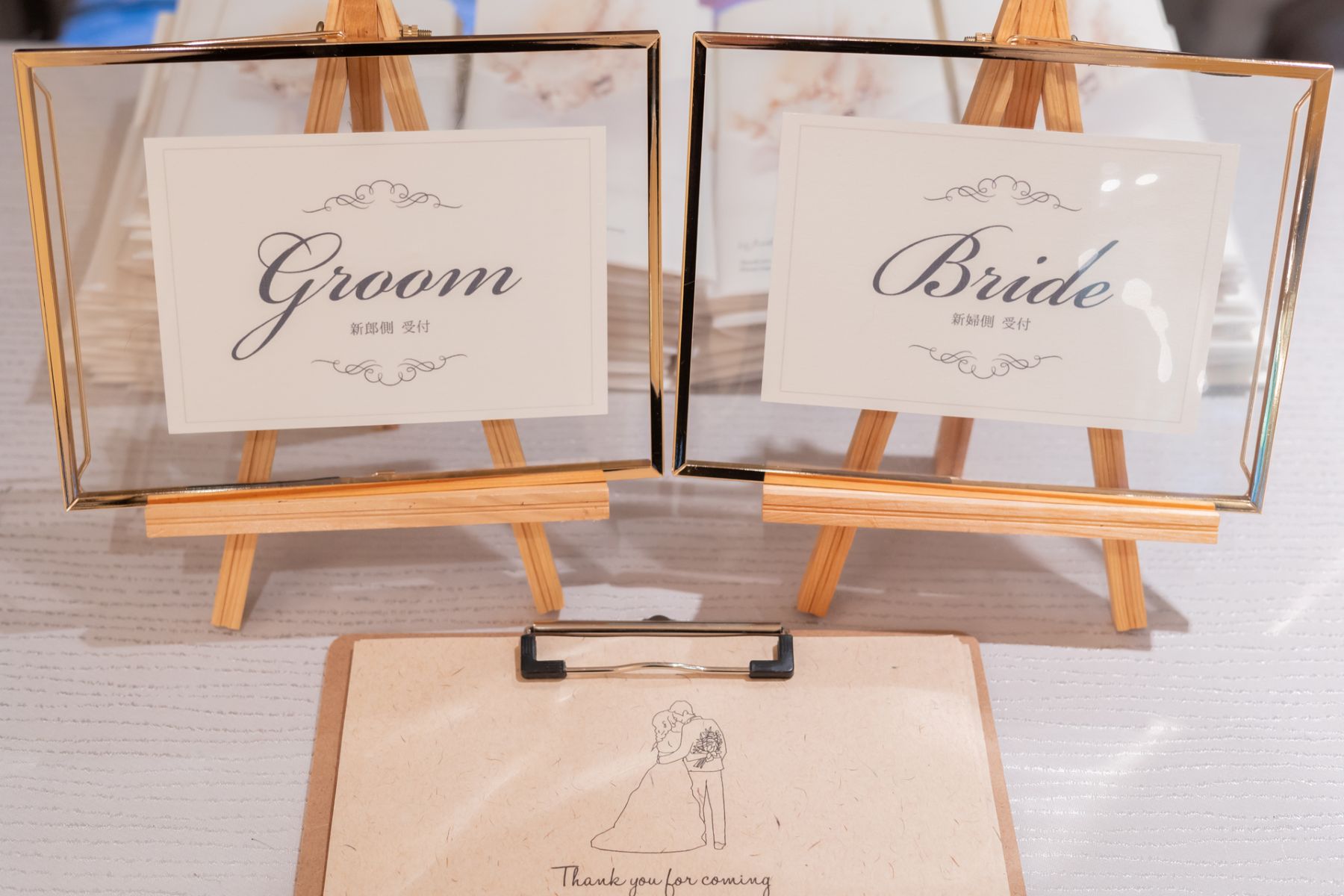 受付スペースに並ぶ「Groom」「Bride」のサインが、ゲストを上品にお迎えするウェディングシーン。シンプルながら洗練されたデザインは、会場全体の統一感を高め、おふたりらしいおもてなしを演出します。写真映えも叶う人気のウェルカムアイテムです。