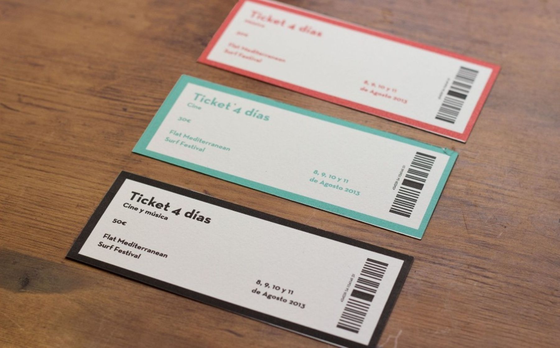 洗練されたデザインのエスコートカードは、ゲストをスマートに席へご案内するおもてなしアイテム。結婚式の世界観を演出しながら、導線美とフォトジェニックさを両立できる人気の演出です。