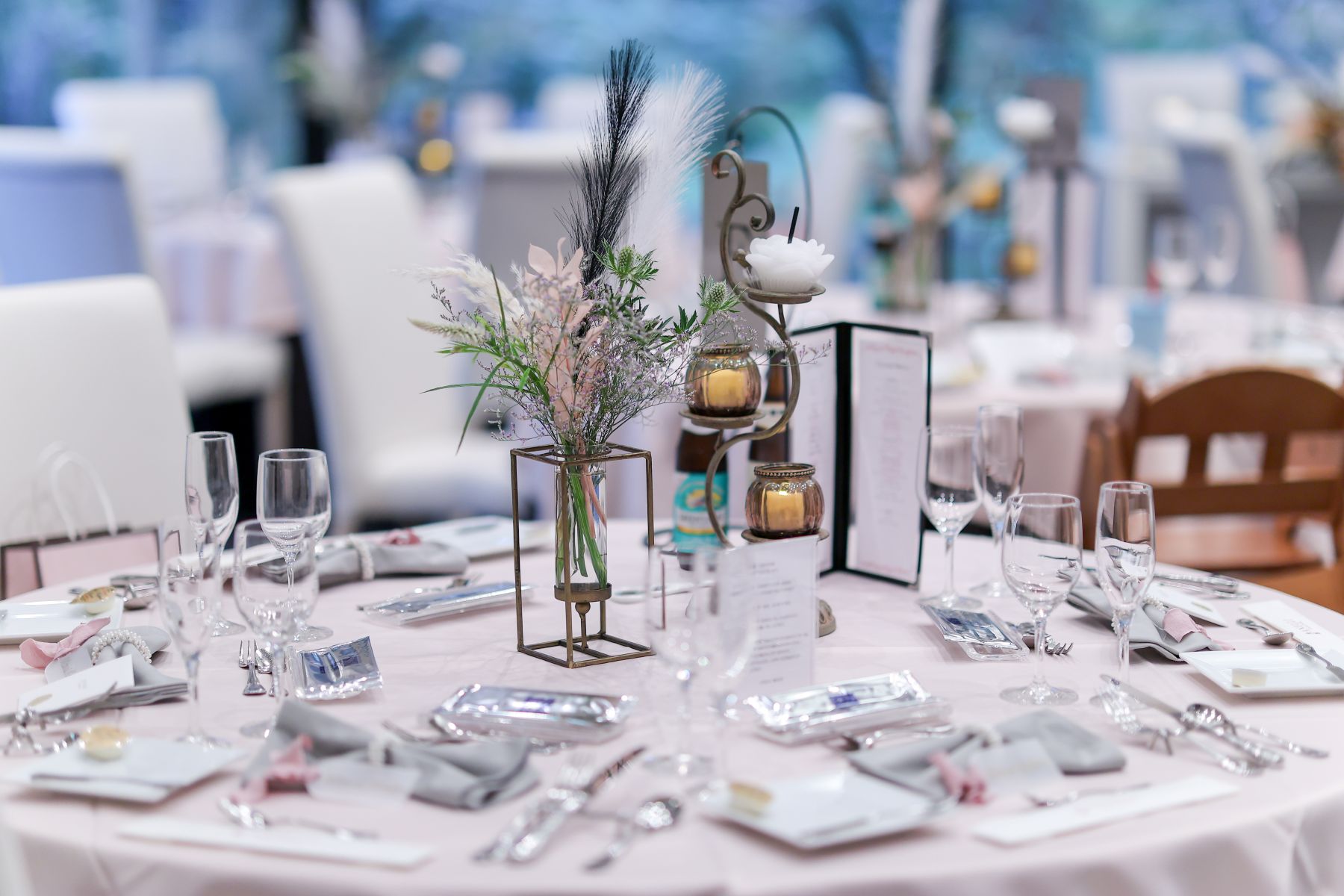 軽井沢の自然光が差し込む披露宴会場。ナチュラルな装花とキャンドルが彩るテーブルコーディネートは、上質で温かな雰囲気を演出します。アネーリ軽井沢ならではの洗練された空間で、ゲストと過ごす特別な一日を。