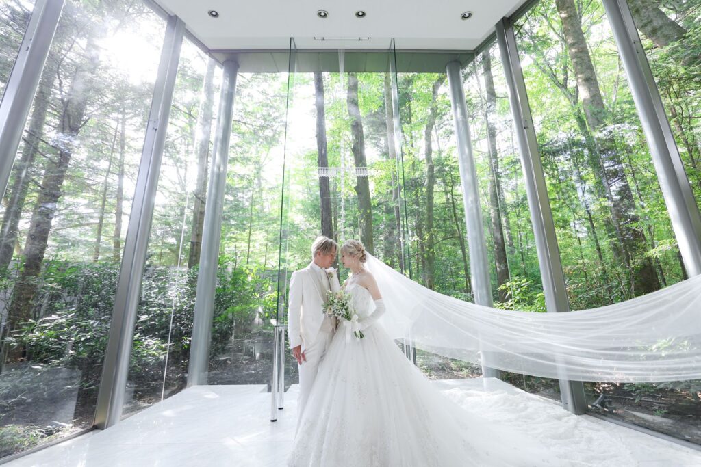 軽井沢の森に包まれたガラス張りのチャペルで行う挙式。自然光が差し込む空間は、誓いの瞬間をより神聖に、美しく演出します。四季を感じるロケーションが、おふたりの特別な一日を心に残るものに。