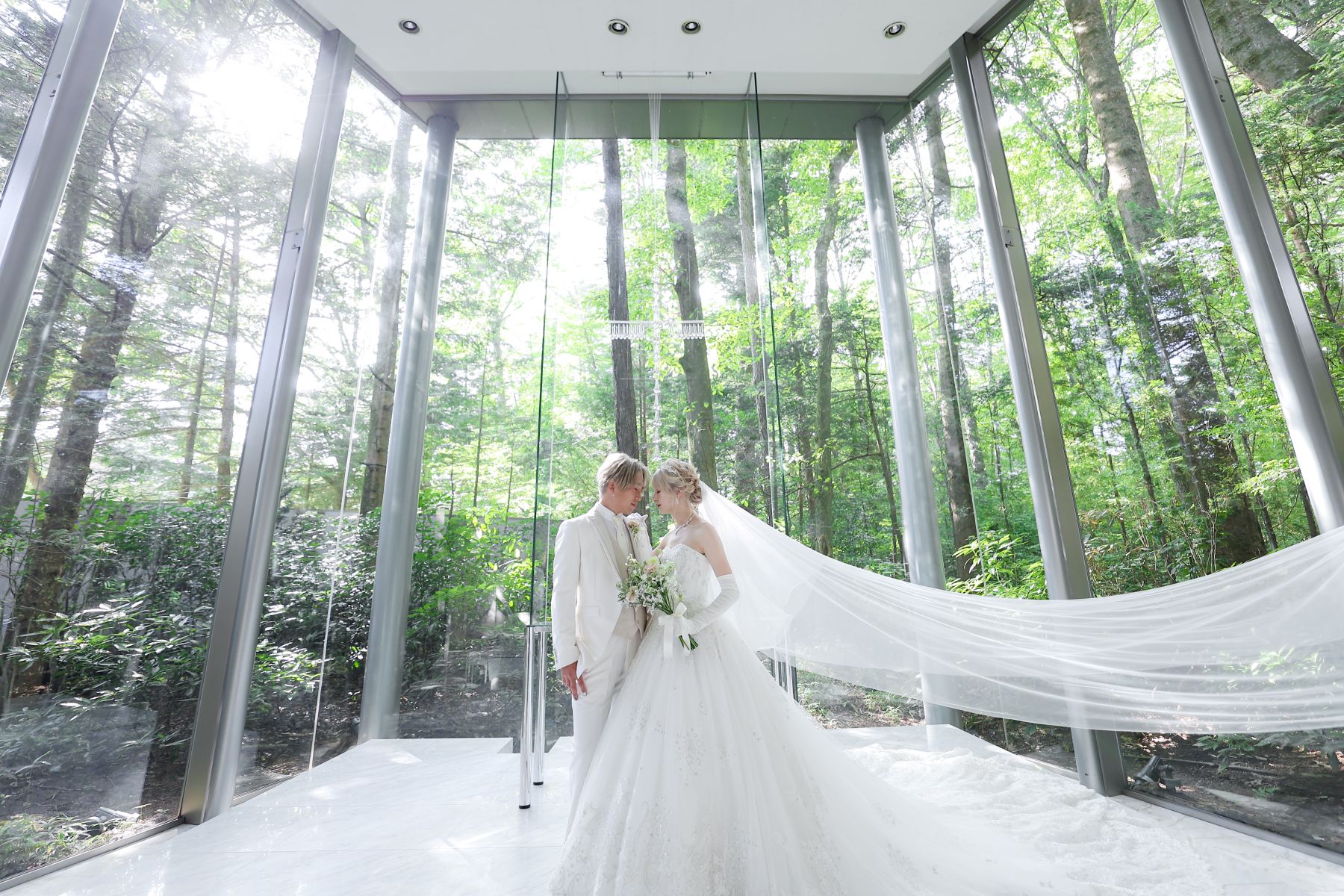 軽井沢の森に包まれたガラス張りのチャペルで行う挙式。自然光が差し込む空間は、誓いの瞬間をより神聖に、美しく演出します。四季を感じるロケーションが、おふたりの特別な一日を心に残るものに。