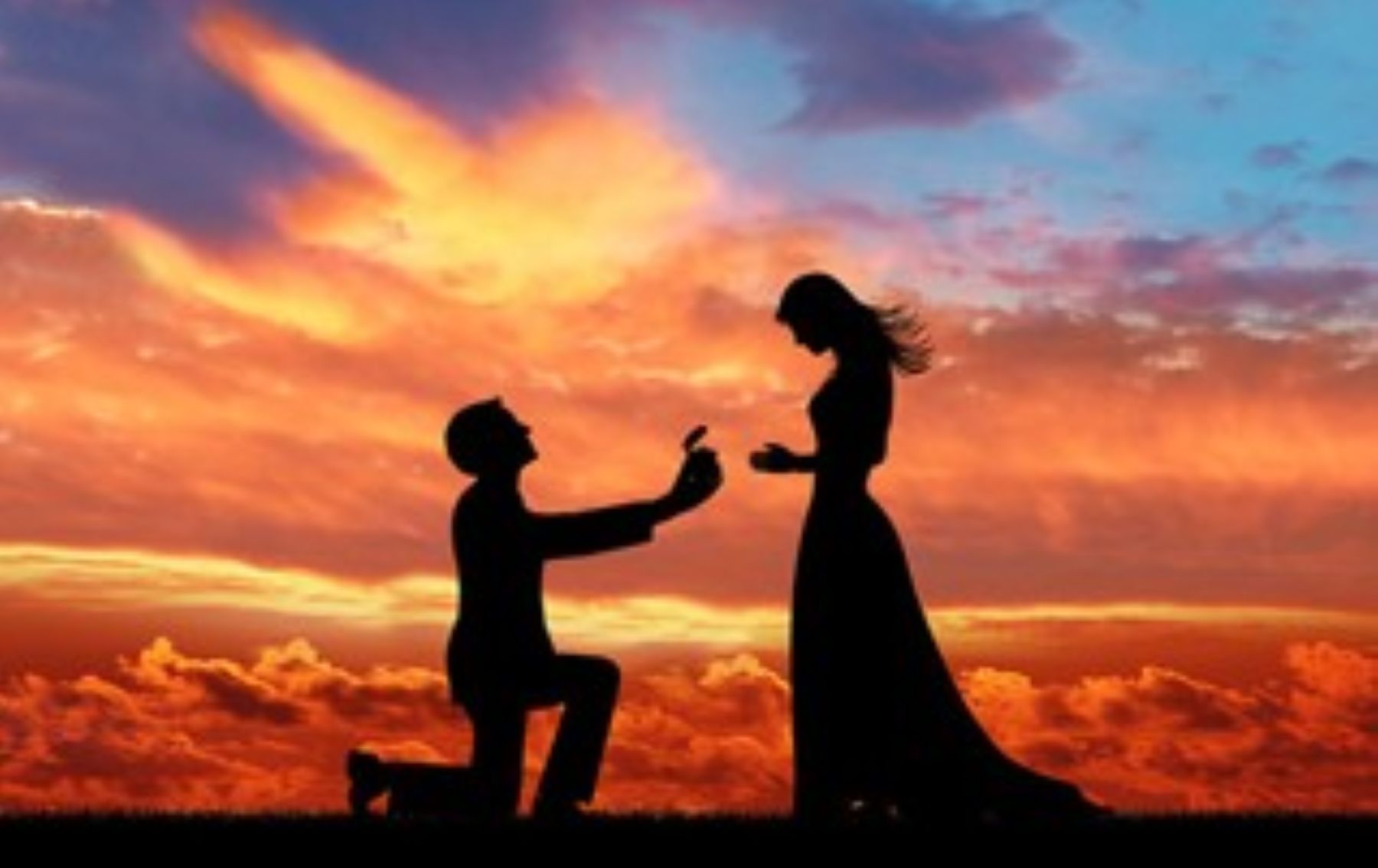 夕焼けに包まれた幻想的なシルエットが、プロポーズの感動的な瞬間を印象的に演出。想いを言葉にするその一歩は、これから始まる結婚準備の大切な原点となります。ふたりらしい未来への第一歩を感じさせる一枚です。