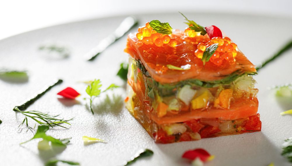 アネーリ軽井沢の婚礼料理：サーモンと彩り野菜のプレス、いくらを添えて。信州の恵みを活かしたフレンチの前菜。