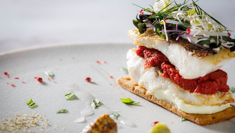 アネーリ軽井沢の魚料理：旬の白身魚のポワレ。素材を引き立てるクリーミーなソースとハーブのアクセント。