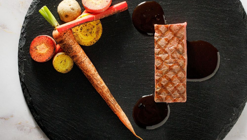 アネーリ軽井沢の婚礼料理：牛フィレ肉のグリルと信州野菜。黒い石板に美しく盛り付けられた贅沢なメインディッシュ。