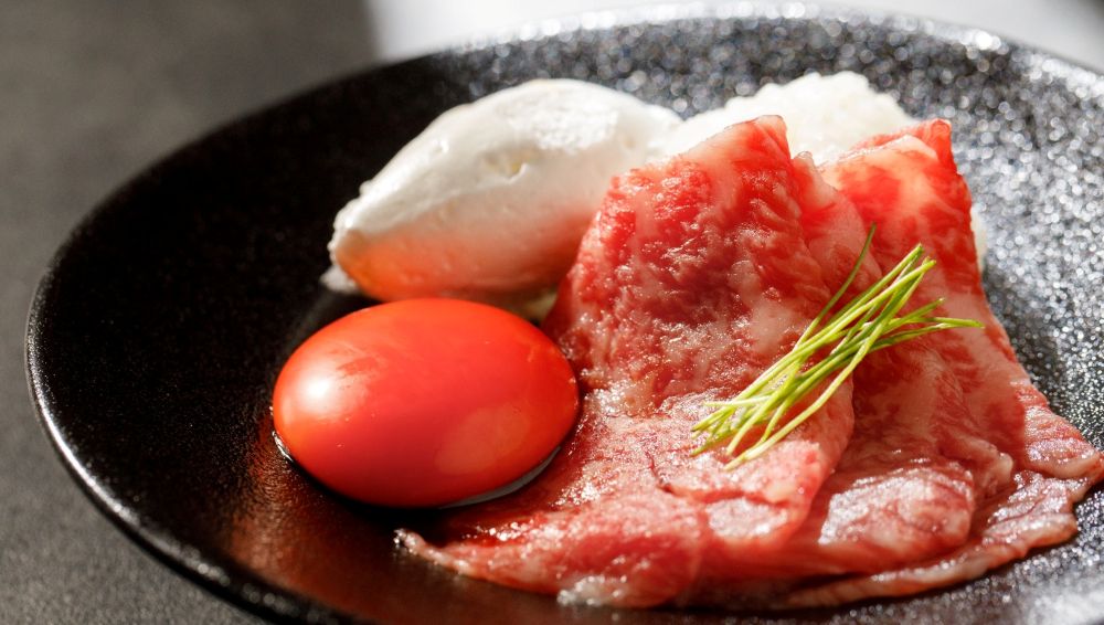 軽井沢の結婚式場「アネーリ軽井沢」で愛される、至高の信州牛すき焼き丼。厳選された地元食材を五感で楽しむ、ゲストに人気の逸品。