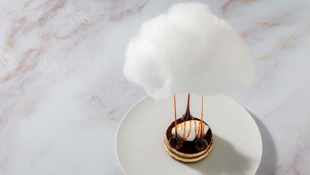 軽井沢の結婚式場「アネーリ軽井沢」限定メニュー「魔法のティラミス」。ふわふわの綿あめが溶ける驚きをゲストに贈る、芸術的なスイーツ。