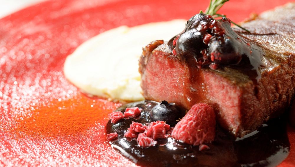 軽井沢の結婚式場「アネーリ軽井沢」が贈る情熱的なメインディッシュ。ベリーの色彩と肉の旨味が五感を刺激する、至福の婚礼メニュー。