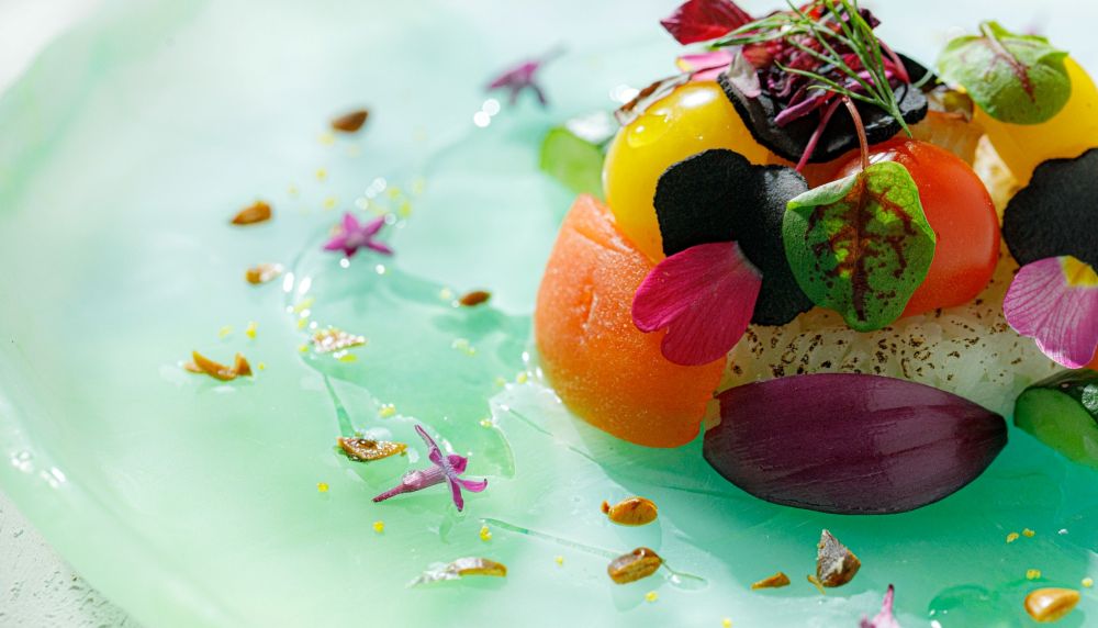軽井沢の結婚式場「アネーリ軽井沢」が贈る、五感で楽しむ美食。エメラルドグリーンの皿に花々と野菜が舞う、至福の婚礼メニュー。
