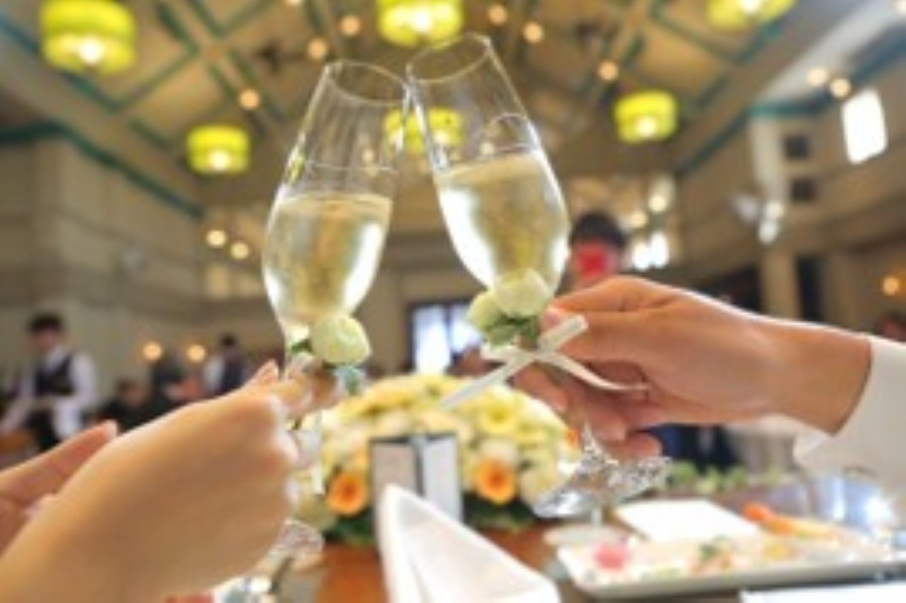 乾杯の瞬間を切り取った華やかなウェディングシーン。シャンパンのきらめきと会場の温かな光に包まれ、おふたりとゲストの笑顔が広がります。アネーリ軽井沢では、上質な空間と心を込めたおもてなしで、記憶に残る披露宴と特別なひとときを演出いたします。