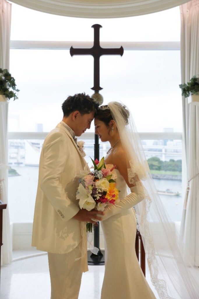 永遠の愛を誓う神聖なチャペルでのワンシーン。大きな窓から差し込む自然光と開放的な景色が、おふたりの特別な瞬間をより美しく演出します。アネーリ軽井沢で叶える、心に残る感動のセレモニー。