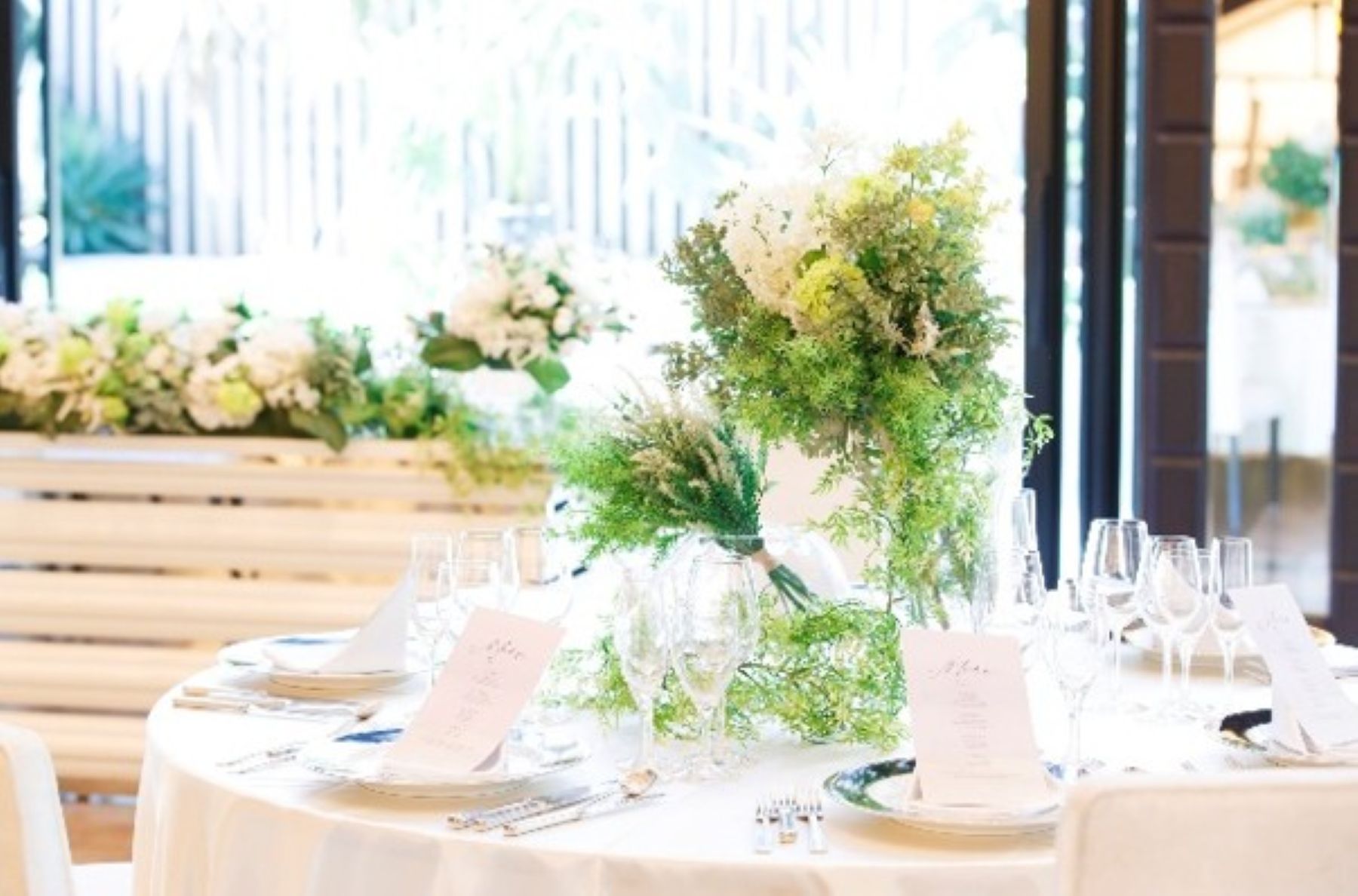 軽井沢の豊かな自然に調和する、洗練されたボタニカル装花。アネーリ軽井沢が自信を持ってお届けする、トレンドのゲストテーブルコーディネートです。緑と白を基調としたスタイルは、ゲストの心も癒し、特別な一日を演出します。この記事では、このような人気装花の費用相場や、お二人らしい装花を叶えるコツをご紹介します。