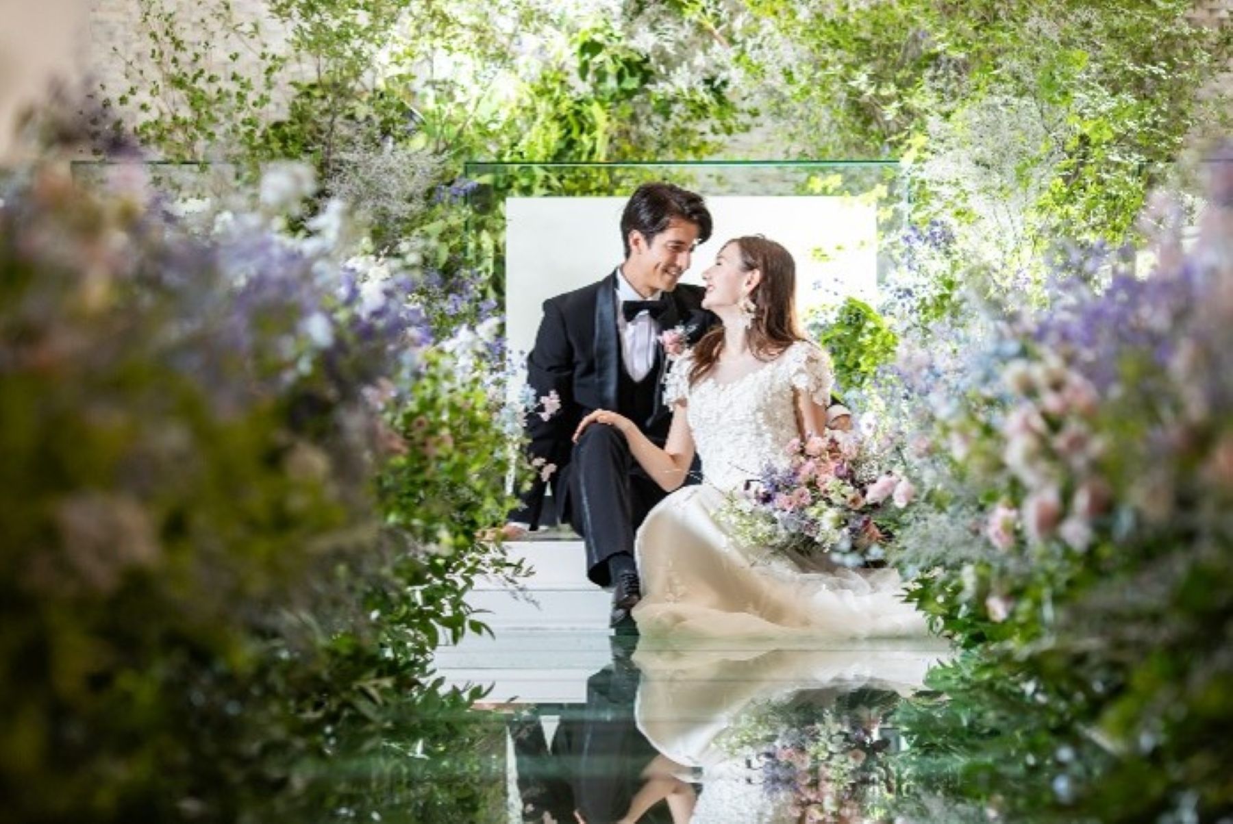 軽井沢の自然光に映える美しい花嫁姿を叶えるには、事前の準備が不可欠です。アネーリ軽井沢の開放的な空間では、ナチュラルかつ写真映えするメイクが人気。本記事では、当日最高のコンディションで迎えるためのスキンケアやヘアメイクの注意点を、プロの視点から詳しく解説します。