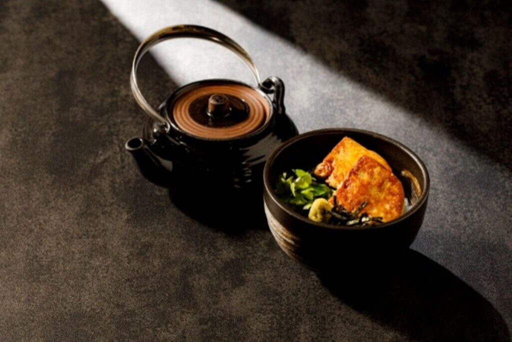 ゲストの記憶に残る披露宴には、おもてなしの心が伝わる料理が不可欠。アネーリ軽井沢では、出汁の香り豊かな〆の一品など、五感に響く美食をご提案します。本記事では、ゲスト満足度を高めるメニュー構成や、お二人らしさを表現する「食」の演出の秘訣を、プロの視点から詳しく解説します