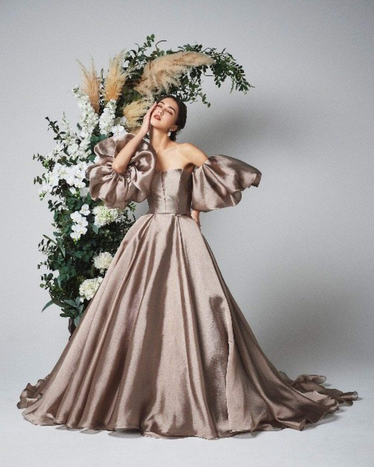 四季折々の表情を見せるアネーリ軽井沢。秋の森に溶け込むブロンズカラーや、ボリューム袖のトレンドドレスで、誰とも被らない個性を。季節別ウェディングドレスの選び方で、その時期だけの最高の輝きを叶えましょう。