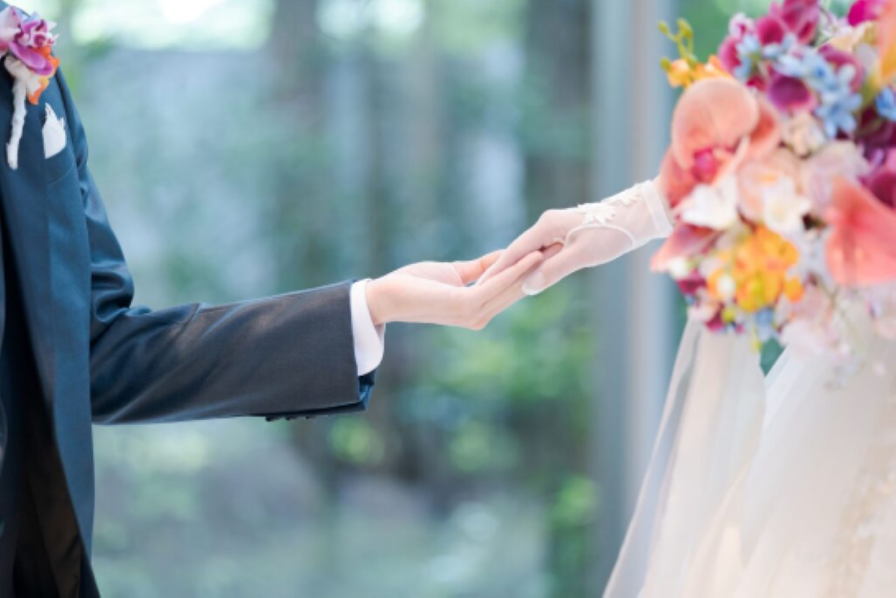 照れくさくて言えない「ありがとう」を結婚式で。アネーリ軽井沢では、兄弟姉妹との中座やエスコートなど、温かな絆を感じる演出を大切にしています。共に育った時間を振り返る、涙と笑顔のワンシーンを。