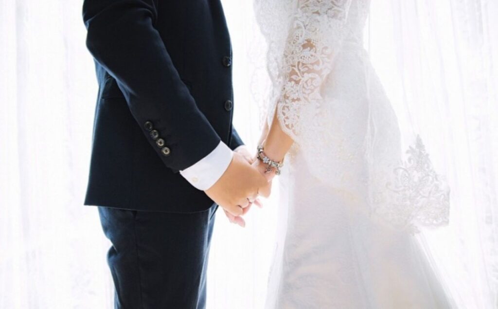 純白のドレスとタキシード姿で手を取り合うおふたり。軽井沢のやわらかな自然光に包まれた一瞬は、結婚式という特別な日の始まりを象徴します。アネーリ軽井沢で叶える、上質で温もりあふれるウエディングシーンです。