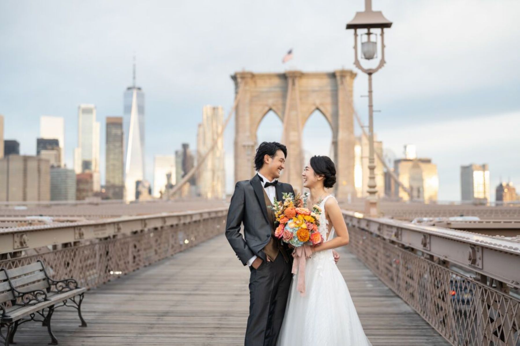 海外のロケーションで撮影されたウェディングフォトは、特別な思い出として多くのカップルに人気があります。美しい街並みや象徴的な建造物を背景にした一枚は、海外挙式や海外前撮りの魅力をより一層引き立ててくれます。おふたりらしい自然な笑顔と特別な景色が重なり、かけがえのない瞬間を写真に残すことができます。