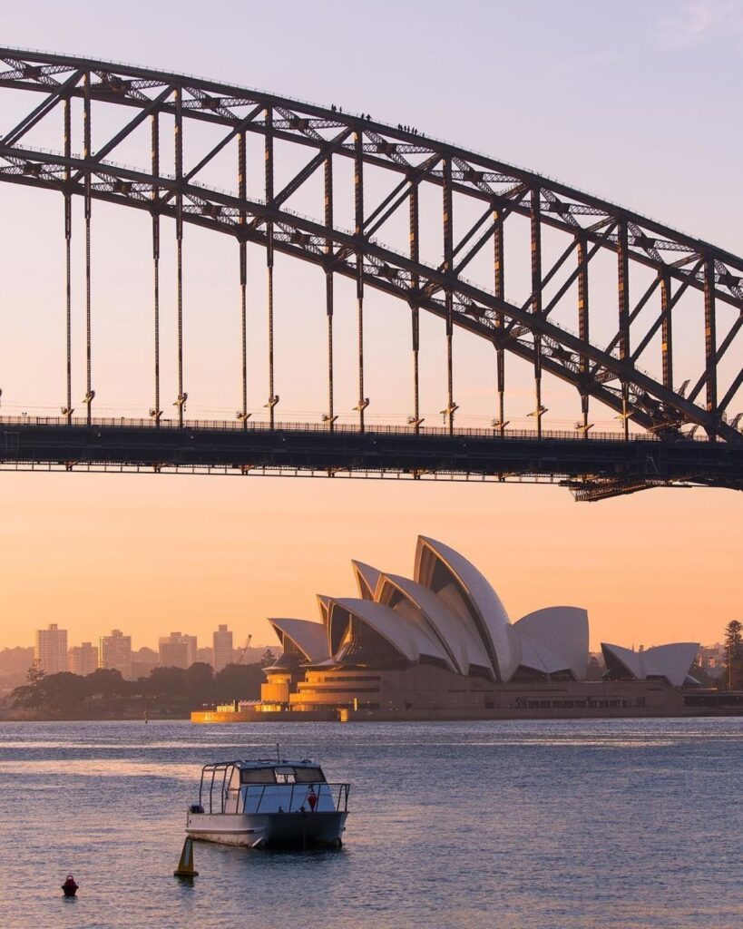 オペラハウスが輝くシドニーなど、オセアニアは壮大な前撮りの聖地。アネーリ軽井沢では、海外での思い出を挙式演出に活かすアイデアもご提案。雄大な自然と都会が共存する絶景スポットで、一生モノの写真を残しませんか？