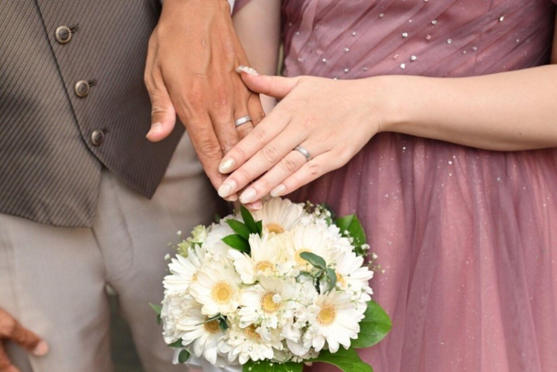 ふたりの想いが重なる瞬間を美しく切り取ったリングフォト。ナチュラルなブーケと優しい色合いが指輪の輝きを引き立て、入籍や結婚の記念にぴったりの一枚に。アネーリ軽井沢で叶える心に残るフォトウェディング。