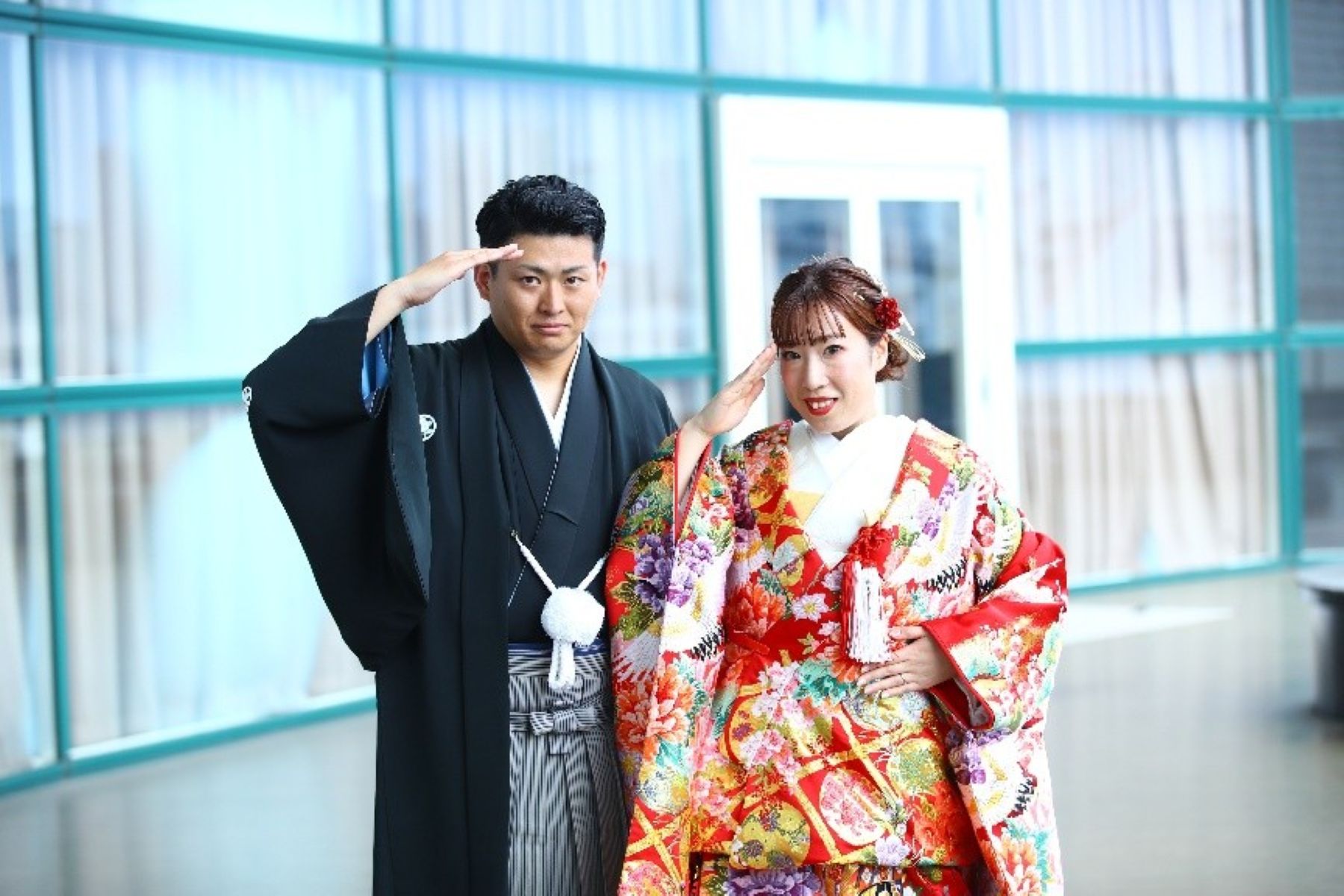 華やかな色打掛と紋付袴に身を包んだおふたりの和装ウェディングフォト。伝統的な装いの中にも、おふたりらしい遊び心あふれるポーズが魅力の一枚です。アネーリ軽井沢では、和装前撮りやフォトウェディングなど、多彩なスタイルで思い出に残る写真撮影が叶います。