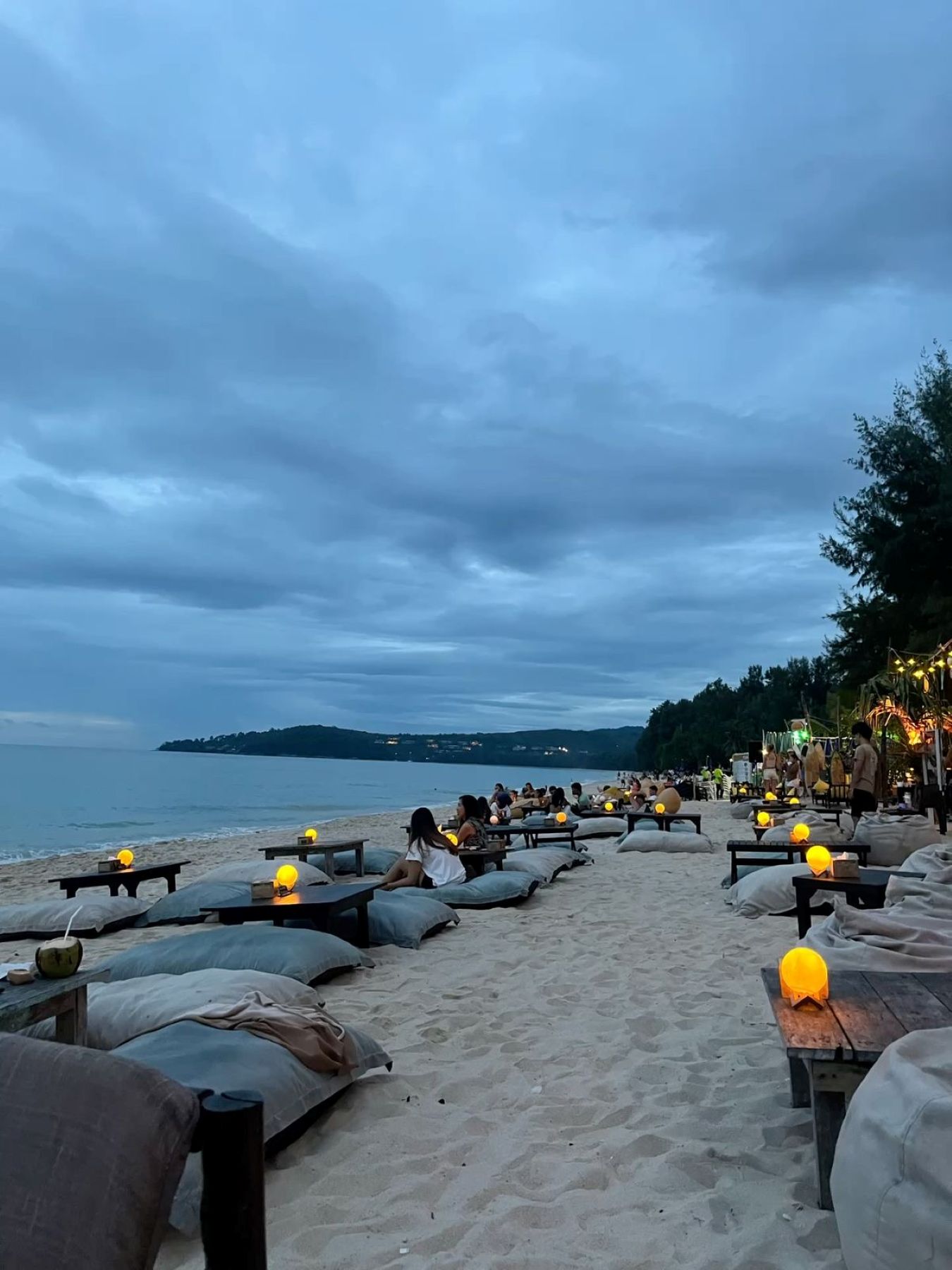 前撮りや旅行先として人気のプーケット。アネーリ軽井沢が、幻想的な光に包まれるビーチやおすすめスポットを厳選した観光ガイドをお届けします。森の静寂の次は、開放的な南国で最高の思い出を。お二人らしい旅のヒントに。