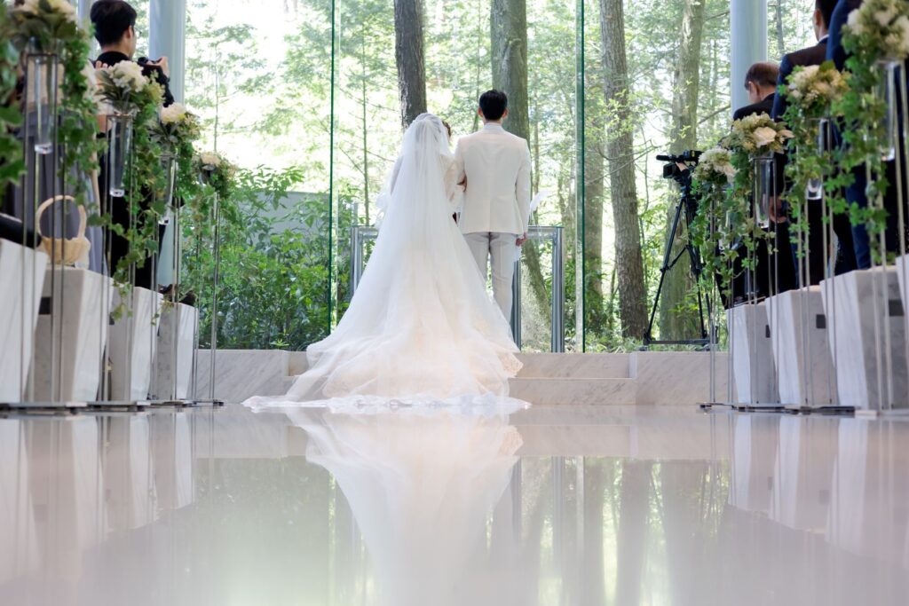軽井沢の豊かな森に包まれたガラス張りチャペルで叶う特別な挙式。自然光と緑に彩られた空間が花嫁の美しさを引き立て、感動的なセレモニーを演出します。アネーリ軽井沢で叶える、心に残るナチュラルウェディング。
