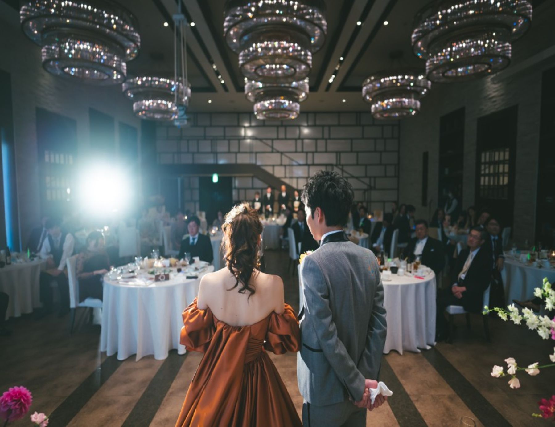 ゲストに見守られながら過ごす披露宴のひととき。上質な空間と華やかな照明が、おふたりの特別な一日をより印象的に演出します。アネーリ軽井沢で叶える、心温まるパーティーウェディング。