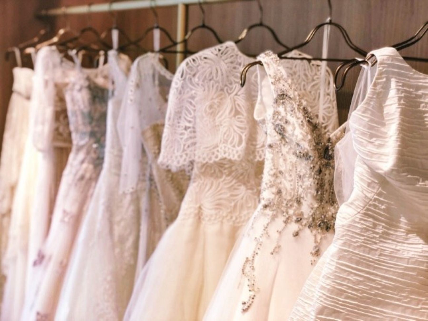 運命のウェディングドレスに出会うための試着のポイントを解説。アネーリ軽井沢では、専任コーディネーターが体型や会場の雰囲気に合わせた最適な一着をご提案します。後悔しないドレス選びで、最高に輝く一日を。