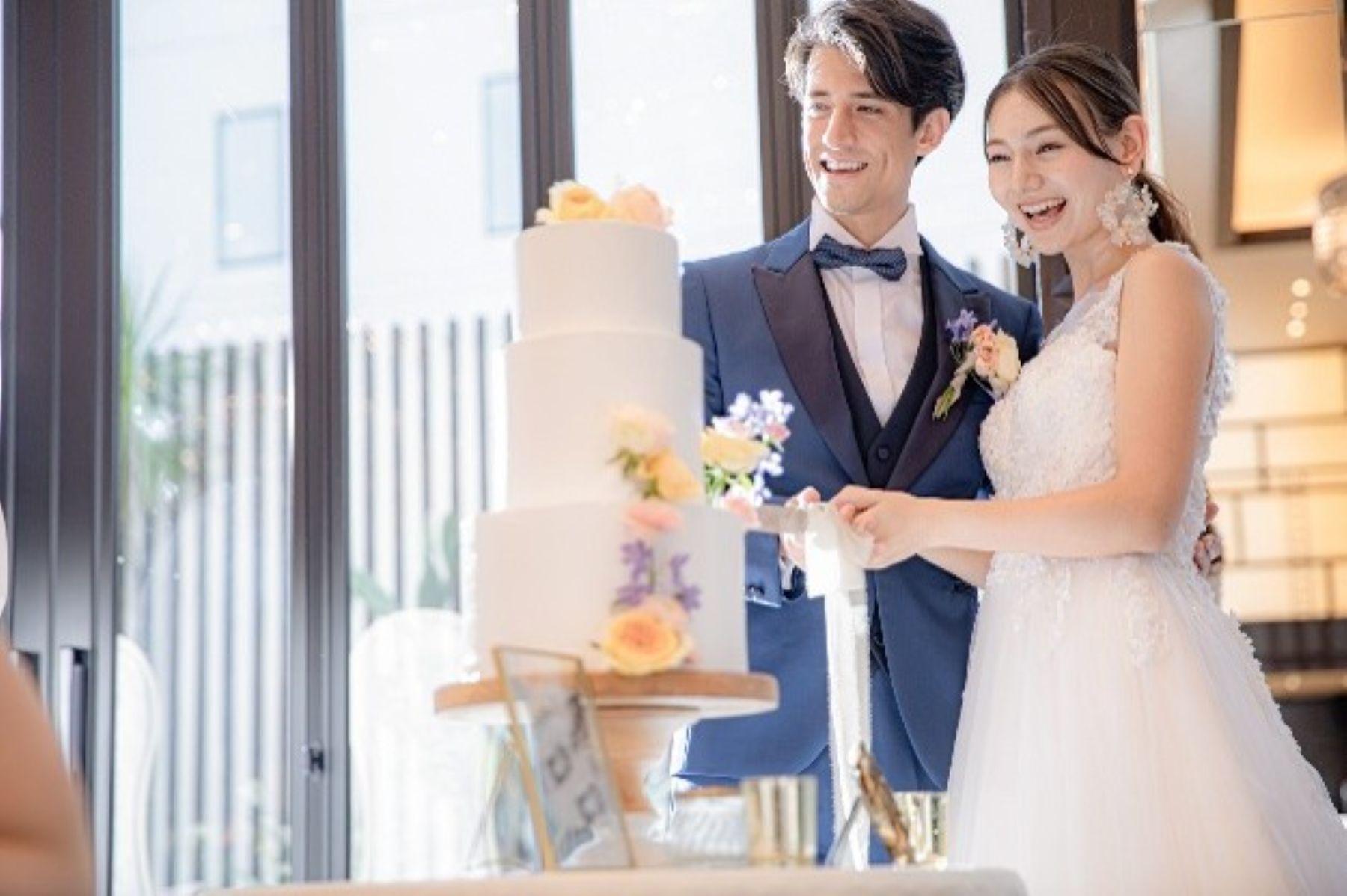 指輪交換や誓いの署名など、結婚式は新郎の「手」が注目されるシーンの連続。アネーリ軽井沢では、写真映えを格段に高める新郎美容・ネイルケアを推奨しています。細部まで整えて、自信に満ちた最良の一日を。