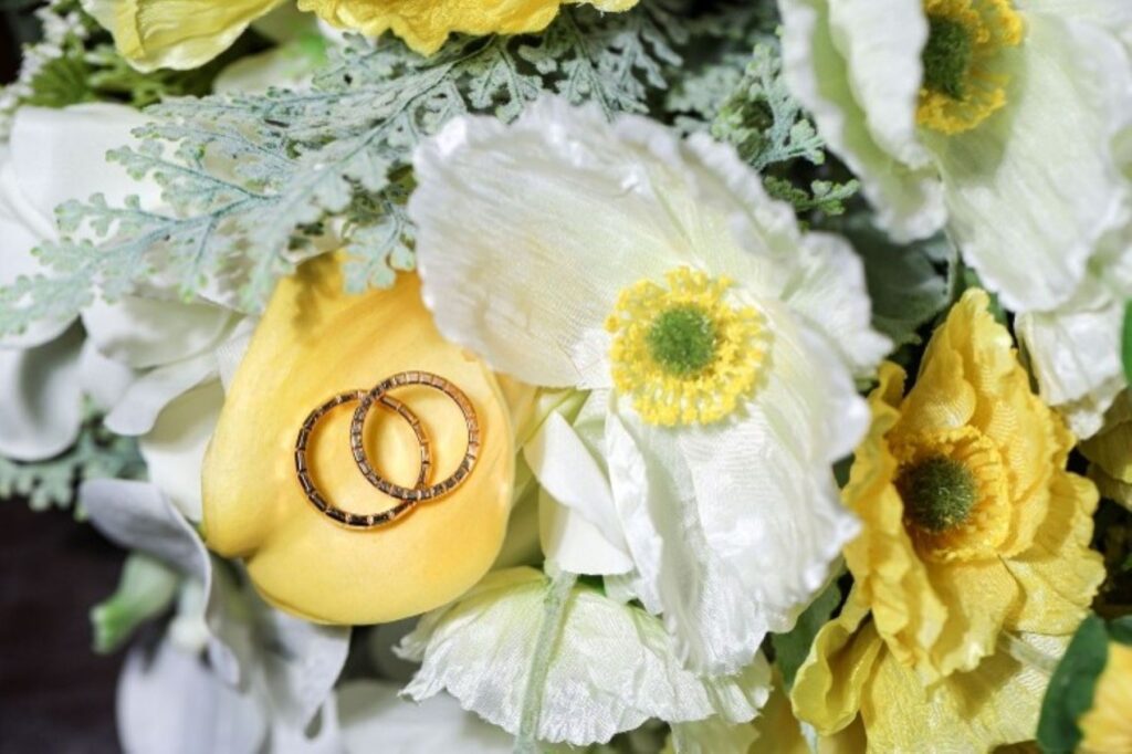 親に反対された結婚指輪。デザインや予算など、説得のコツと円満な解決策をアネーリ軽井沢がご紹介します。お互いが納得し、全員に祝福される指輪選びで幸せなスタートを切りましょう。解決のヒントは記事をチェック！