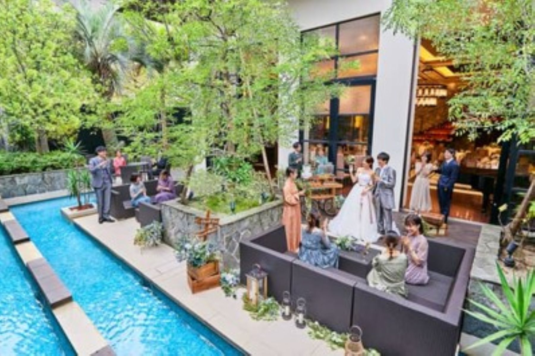 軽井沢の自然に包まれたガーデンで楽しむ開放感あふれるウェディングパーティー。水辺と緑が調和した空間で、ゲストとゆったり過ごすアットホームなひとときを演出。ナチュラルで上質な結婚式をご検討の方におすすめのスタイルです。